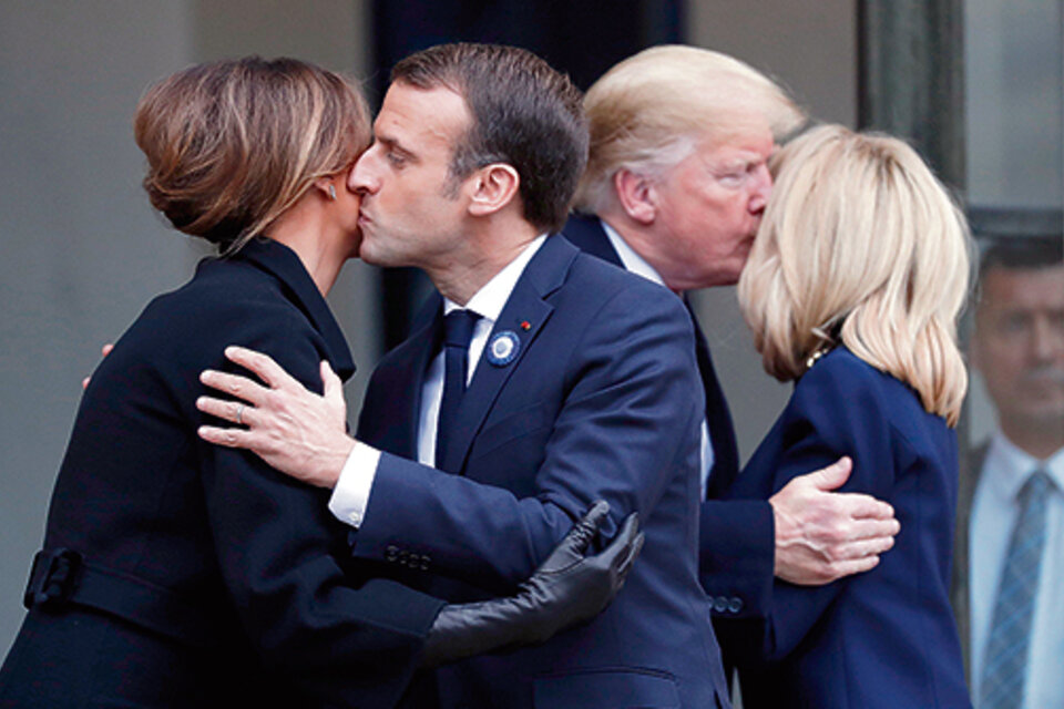 Los Macron y los Trump se saludan, casi el único momento cordial de la visita.