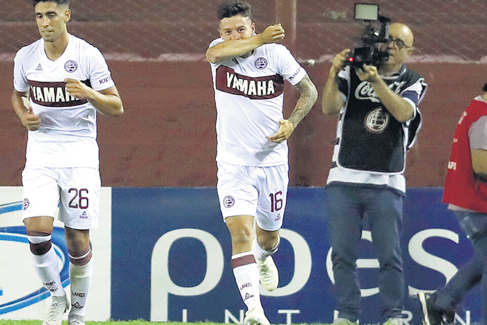El ingresado Lodico festeja el gol con el que Lanús batió al Rojo en La Fortaleza.