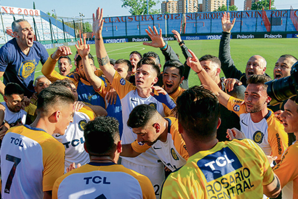 Los jugadores de Central festejan la clasificación a semifinales de la Copa Argentina. (Fuente: NA)