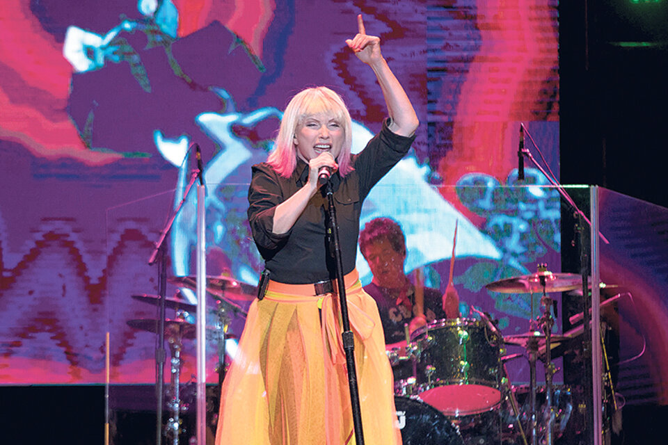 Debbie Harry dedicó “Heart of Glass” al guitarrista Chris Stein, que se bajó de la gira.