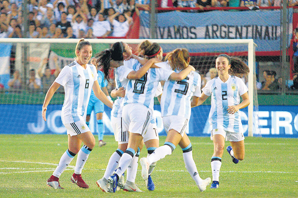 La goleada 4-0 ante Panamá por el repechaje al Mundial tuvo un marco multitudinario.