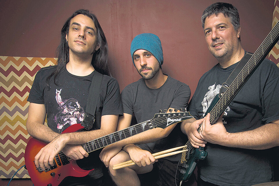 Negri, Chalko y Navarro presentará obras compuestas para guitarra eléctrica, bajo y batería.