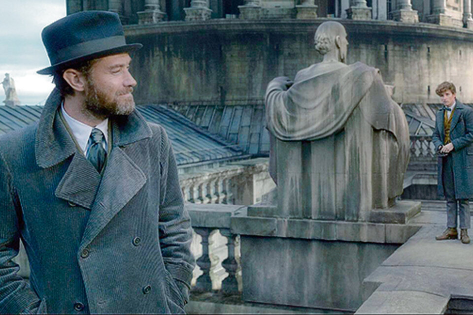 En Animales Fantásticos: Los crímenes de Grindelwald, Dubmbledore (Jude Law) tiene una intensa relación con el mago del título.