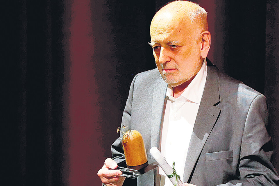 Edgardo Cozarinsky recibió el premio, dotado de 100 mil dólares, en el teatro Colón de Bogotá. (Fuente: EFE)