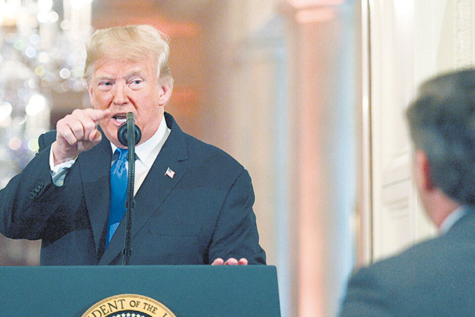Trump le apunta el dedo a Jim Acosta justo antes de que le saquen el micrófono.