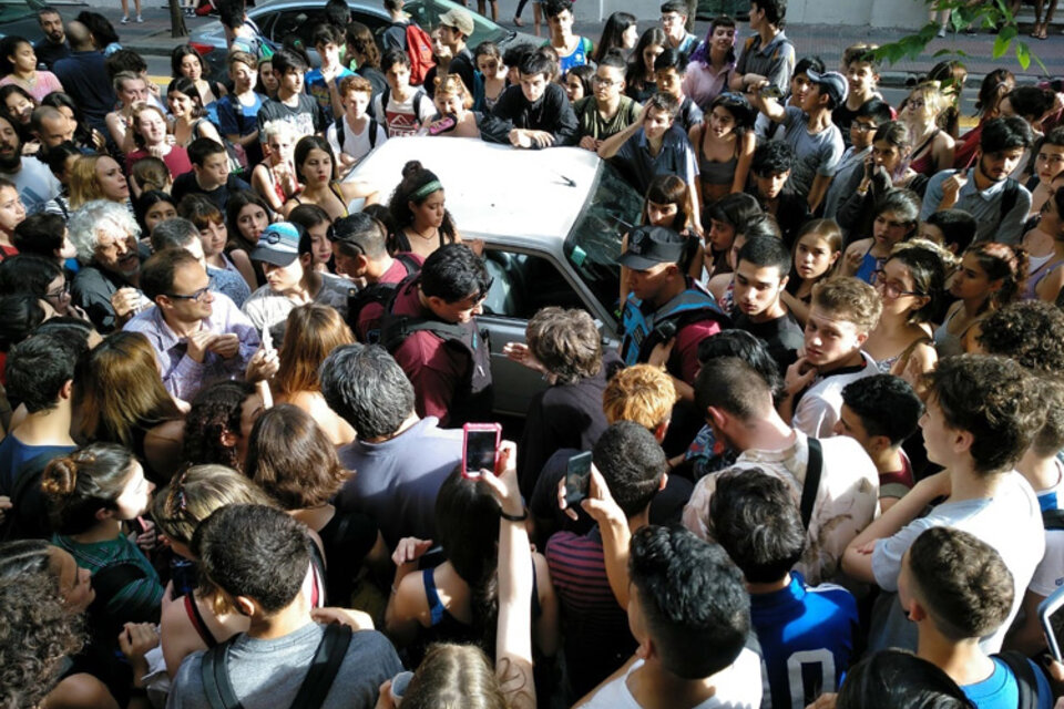 Decenas de estudiantes forcejearon con los policías frente al Pellegrini.