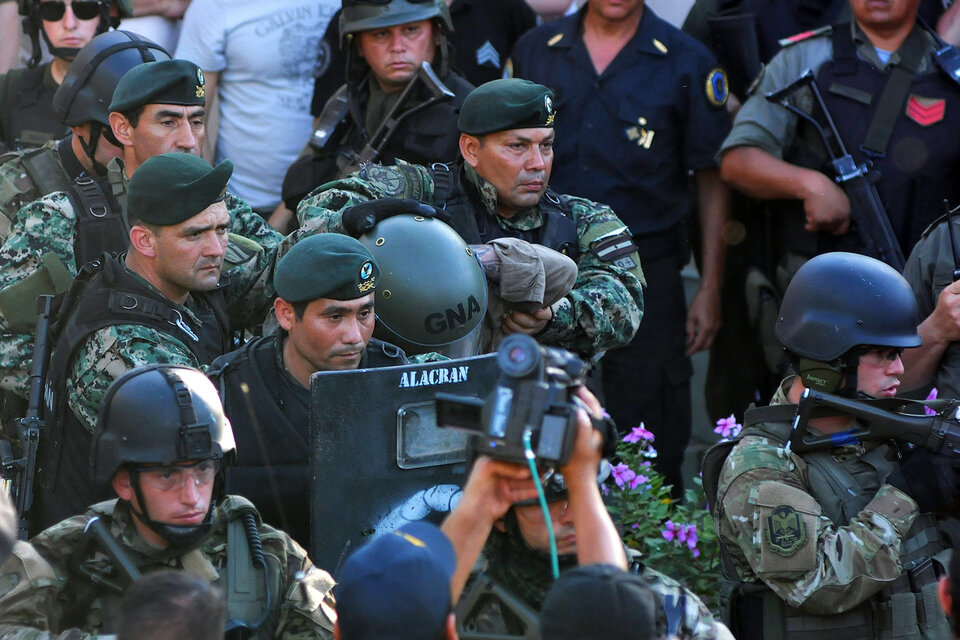 Martín Lanatta es retirado de la comisaría de Cayastá por los gendarmes. (Fuente: Archivo Rosario/12)