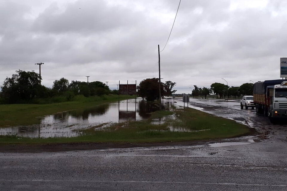 La ruta nº 11, a lo largo de su traza, sufrió varios cortes por agua sobre la calzada.