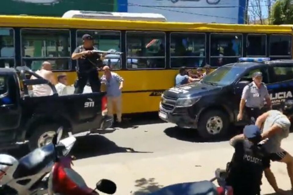 El momento en que el policía comenzó a los tiros. (Fuente: Captura de pantalla)