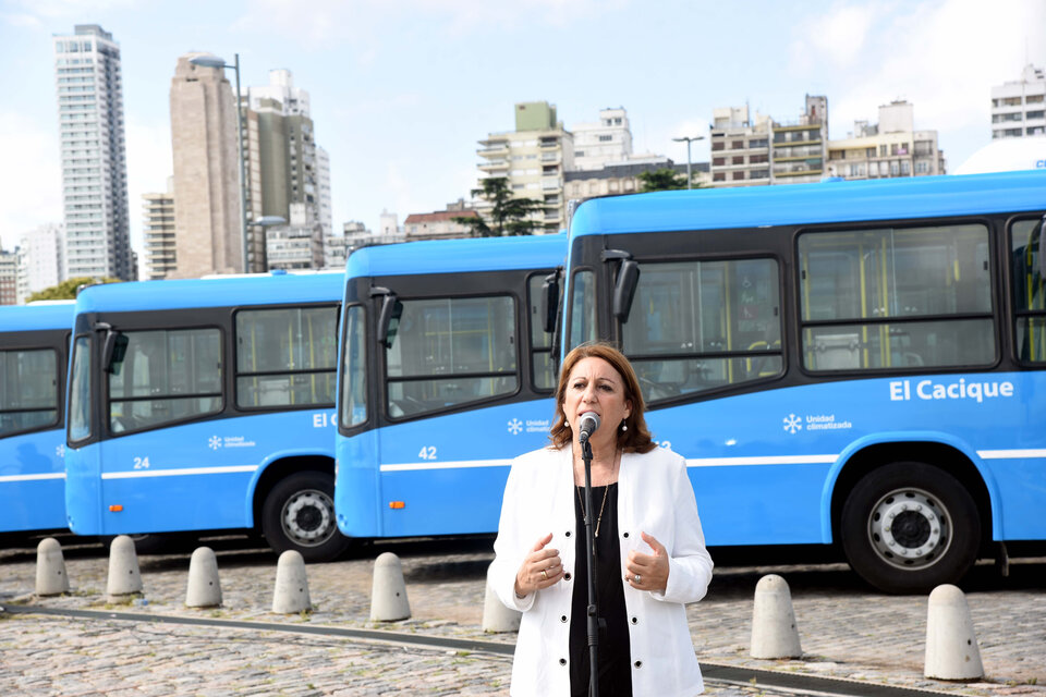 Fein habló con la prensa en la presentación de las unidades del transporte de la empresa El Cacique.