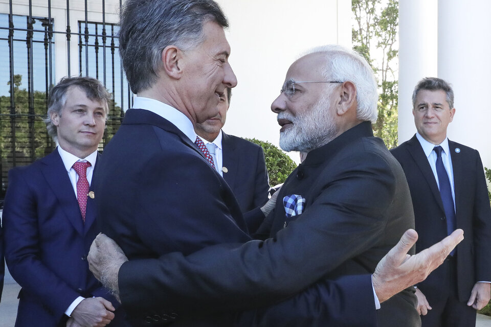 Venga ese abrazo: Macri en su encuentro con el premier Modi en Olivos. (Fuente: Noticias Argentinas)