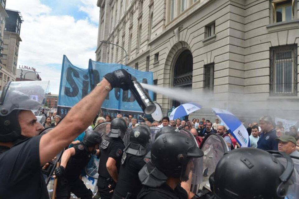 La Policía de Rodríguez Larreta cargó contra los trabajadores frente al CCK. (Fuente: Federico Imas)