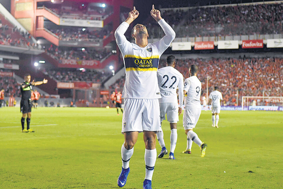 Cardona festeja su gol en la noche de Avellaneda.