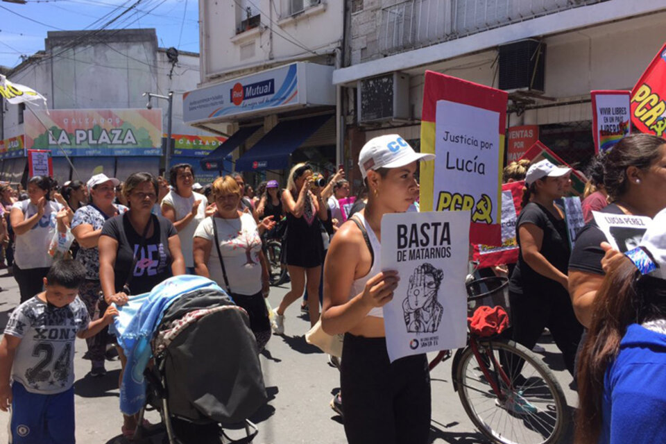 Cientos de mujeres marcharon por las calles de la capital santafecina. (Fuente: Twitter @negrorojasok)