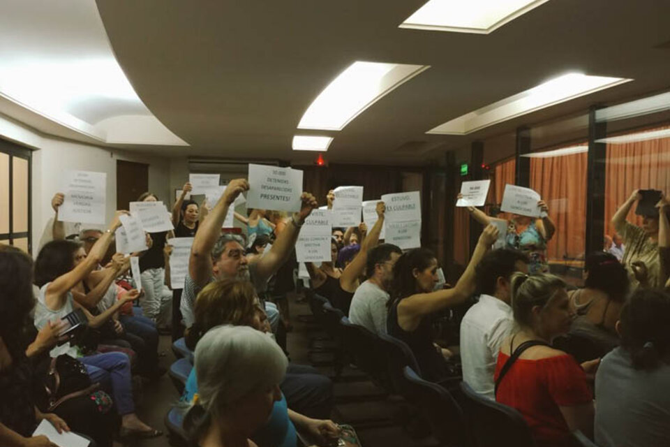 La sala reacciona al momento de la lectura de la sentencia en el juicio a Graffigna y los hermanos Monteverde. (Fuente: Twitter Giselle Tepper)
