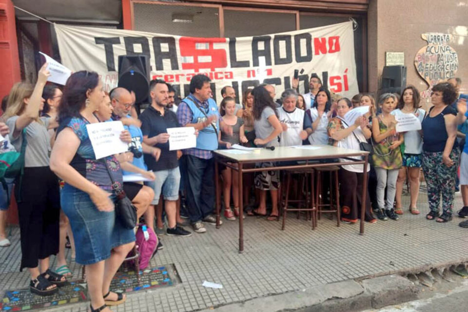 Ayer hubo un abrazo a la Escuela de Cerámica, antes del fallo que benefició a la comunidad educativa. (Fuente: Twitter UTE)