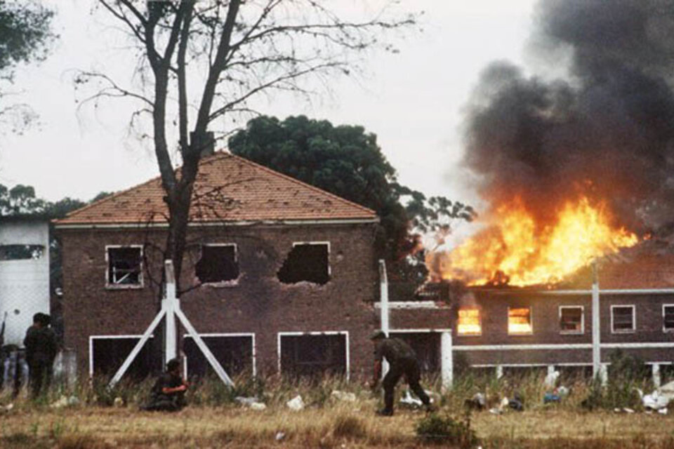 La Tablada en llamas el 23 de enero de 1989. (Fuente: Twitter)