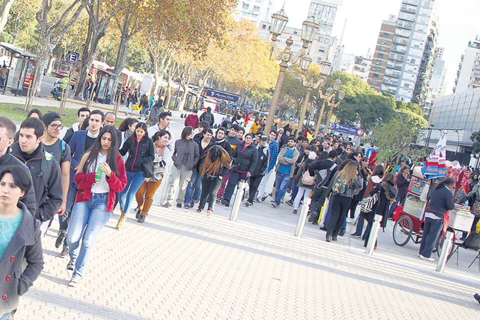 Fila para ingresar a Expo Empleo, el evento organizado en la Rural para que los jóvenes entreguen su CV.