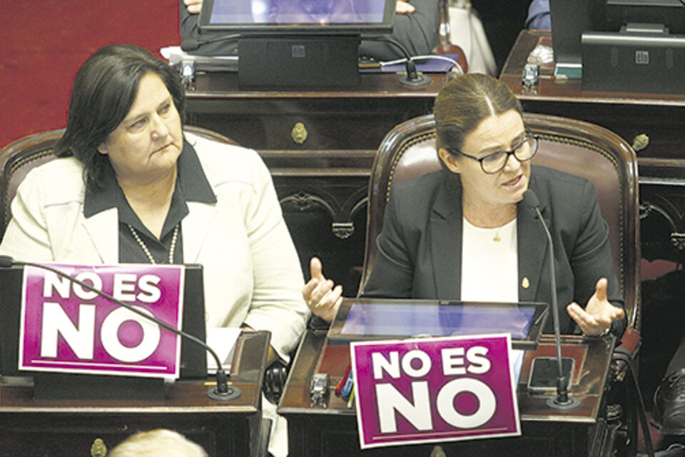 Muchxs senadorxs mostraron uno de los carteles de las campañas feministas. (Fuente: Leandro Teysseire)
