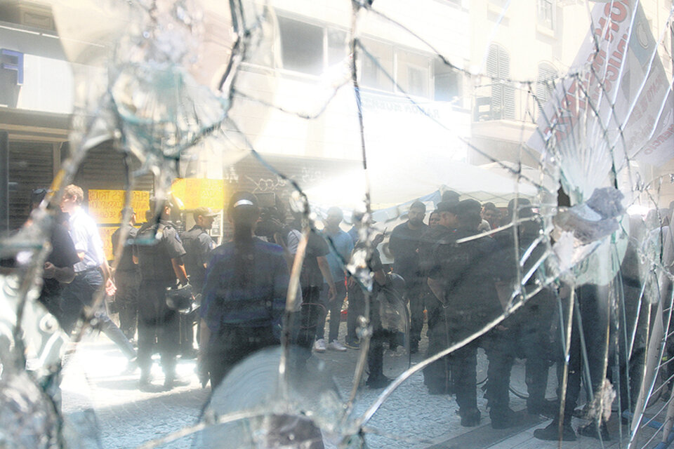 El sindicato estaba vallado por la policía y contaba con seguridad privada. (Fuente: Bernardino Avila)