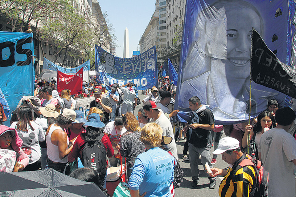 Las organizaciones sociales arrancaron su marcha en el Obelisco hacia Diagonal Norte y Esmeralda. (Fuente: Bernardino Avila)