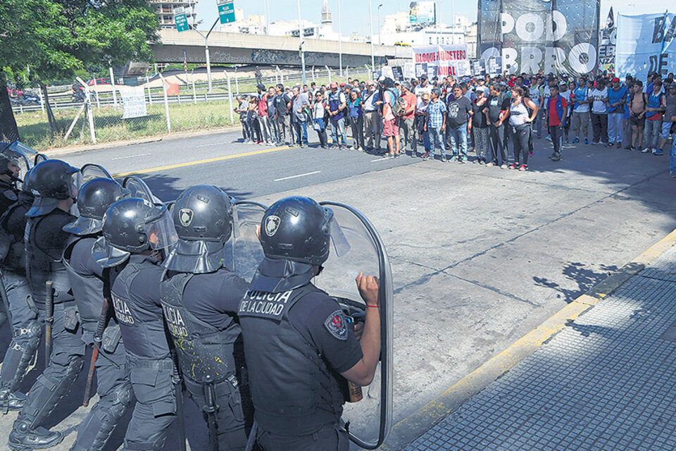 La semana pasada, la Policía de la Ciudad trató de impedir un acampe frente a Desarrollo Social. (Fuente: NA)