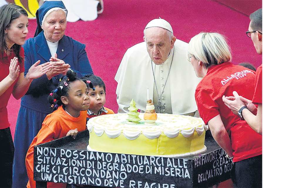 El papa Francisco cumplió el domingo 82 años y sopló las velitas junto a niños del dispensario Santa Marta. (Fuente: EFE)