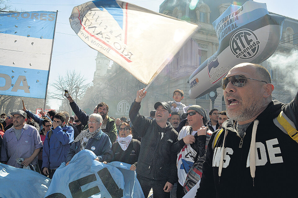 Durante el conflicto, los trabajadores se manifestaron y tomaron parte del Ministerio de Economía bonaerense. (Fuente: Adrián Pérez)