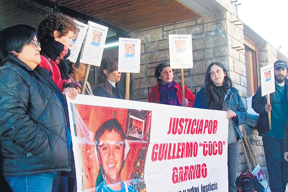 Los familiares y amigos de Coco Garrido reclaman justicia y afirman que fue asesinado en la comisaría.