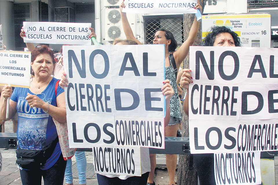 Los manifestantes pidieron la renuncia de la ministra Acuña. (Fuente: Jorge Larrosa)