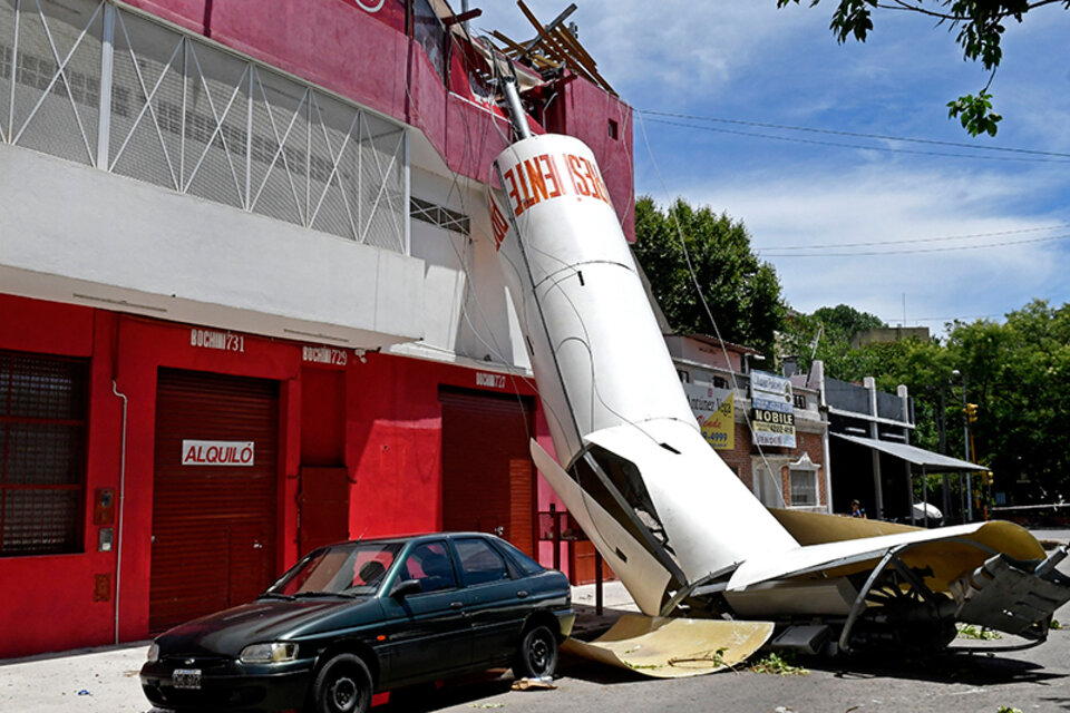 Una antena cayó sobre una casa, en Avellaneda.