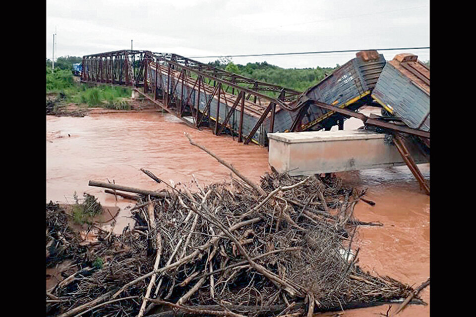La formación del Belgrano Cargas cayó cuando se derrumbó el puente sobre el río Colorado en Salta. (Fuente: NA)