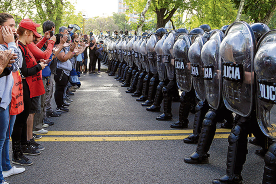 Los militantes del Polo Obrero y de Barrios de Pie fueron interceptados por un cordón de la Policía de la Ciudad.