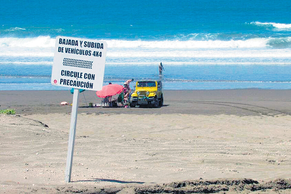 Un grupo de vecinos quiere que se prohíba la circulación de vehículos en la playa.