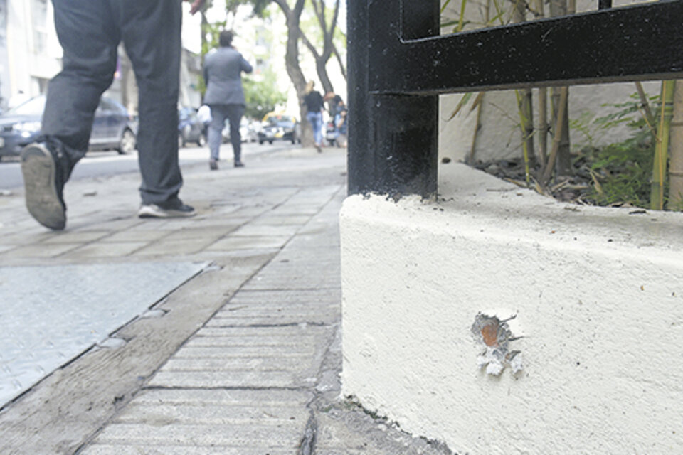 Los rastros de balas fueron descubiertos a metros de la puerta del ministerio. (Fuente: Sebastián Granata)