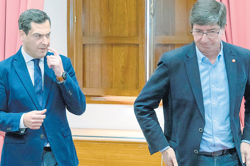 Juanma Moreno y Juan Marín representaron los equipos negociadores del PP y Ciudadanos. (Fuente: EFE)