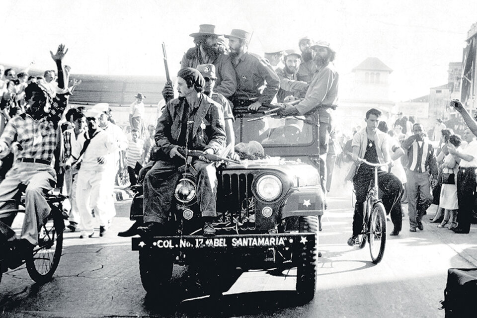 Fidel Castro entrando a La Habana con Camino Cienfuegos (izq.) el 8 de enero de 1959.