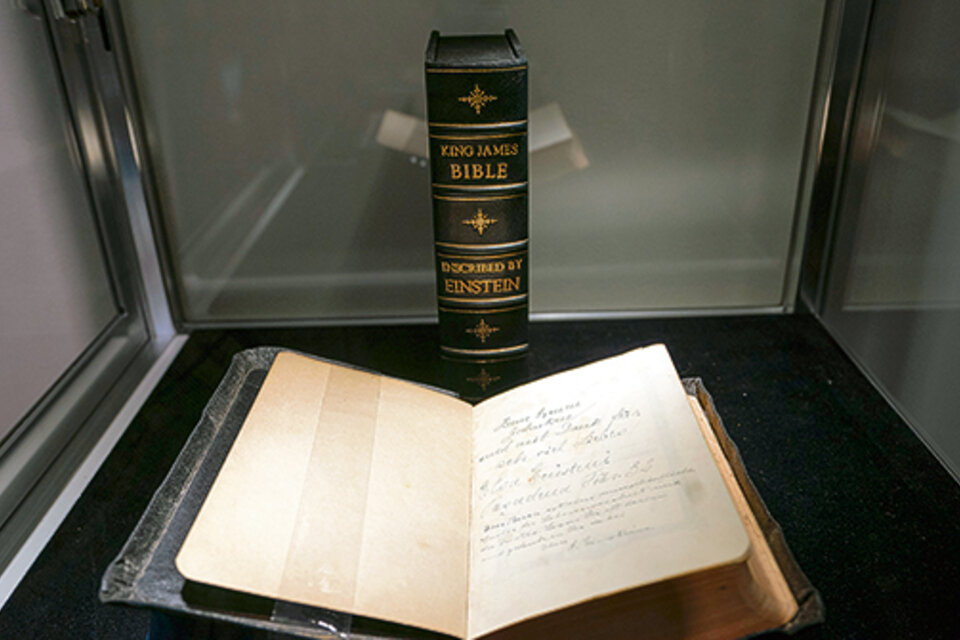 El manuscrito de una carilla y media en el que Albert Einstein expresa su falta de fe.