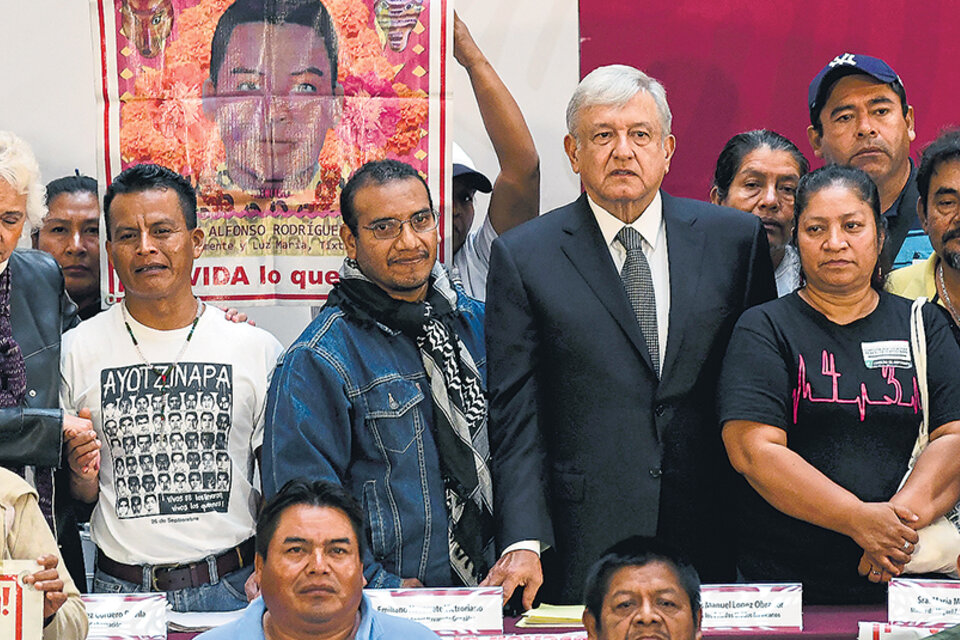 El mandatario mexicano López Obrador junto a los padres de los normalistas de Ayotzinapa.