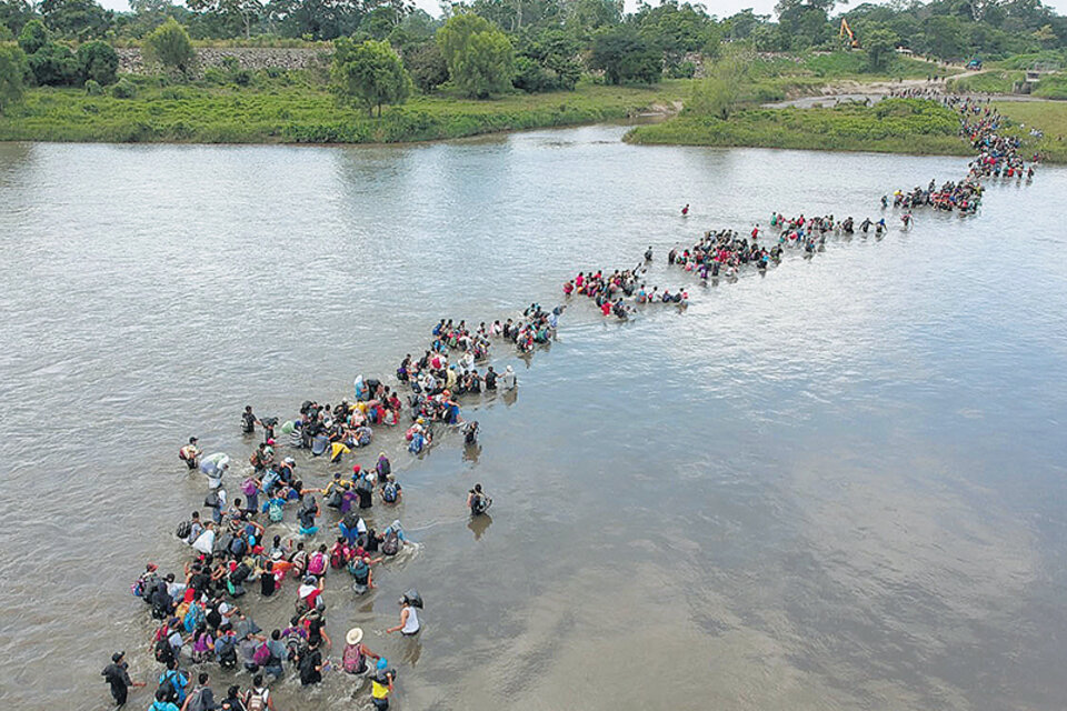 Migrantes salvadoreños cruzan el río Suchiate en México camino a la frontera con EE.UU. (Fuente: AFP)