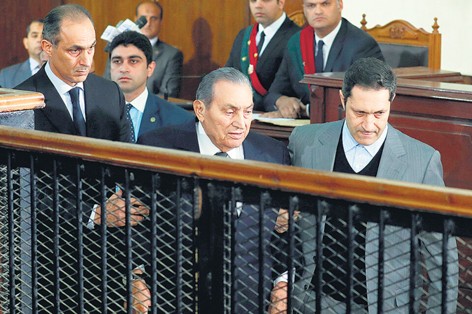 Mubarak, de 90 años, llegó al tribunal caminando con bastón y acompañado de sus hijos. (Fuente: EFE)