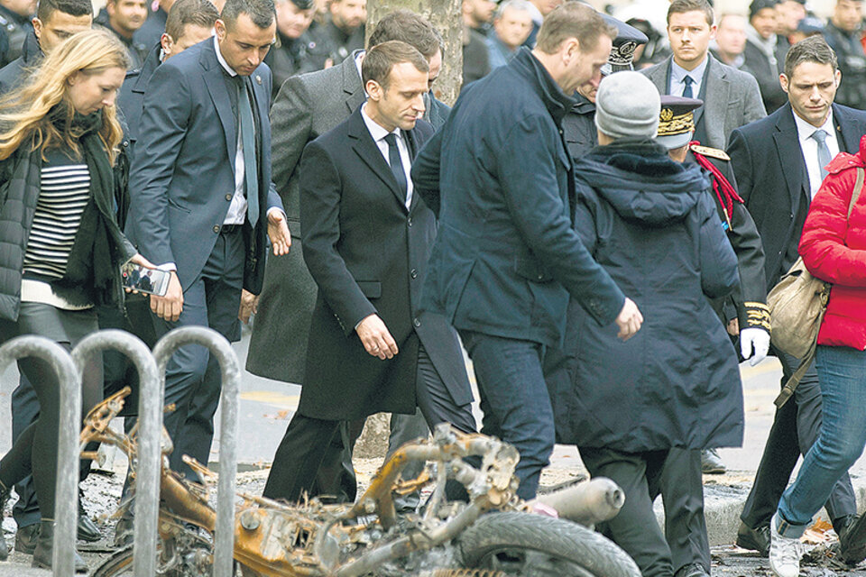 Emmanuel Macron visitó ayer una de las zonas de los enfrentamientos, cerca de Champs Elysée.