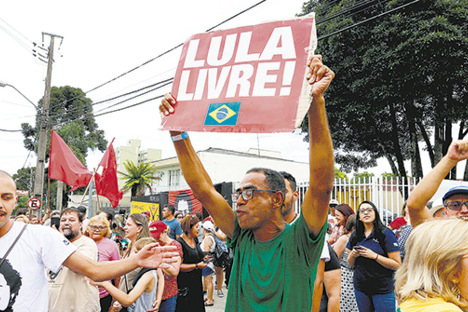 Frente a la prisión en Curitiba comenzaron a concentrarse militantes en la carpa donde se realizan las habituales vigilias. (Fuente: EFE)