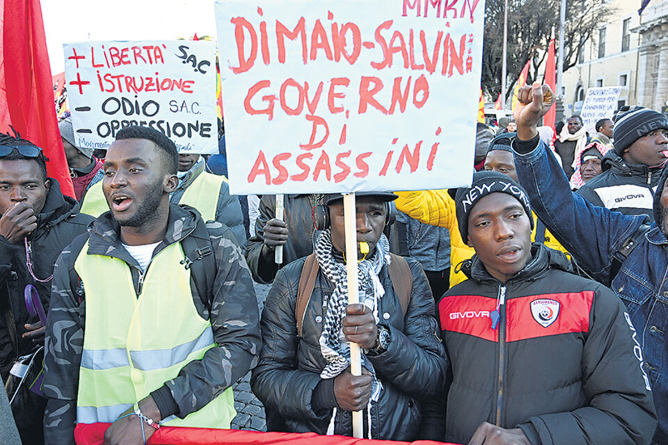 “Di Maio, Salvini: gobierno de asesinos” dice la pancarta de unos manifestantes de asociaciones de migrantes. (Fuente: AFP)