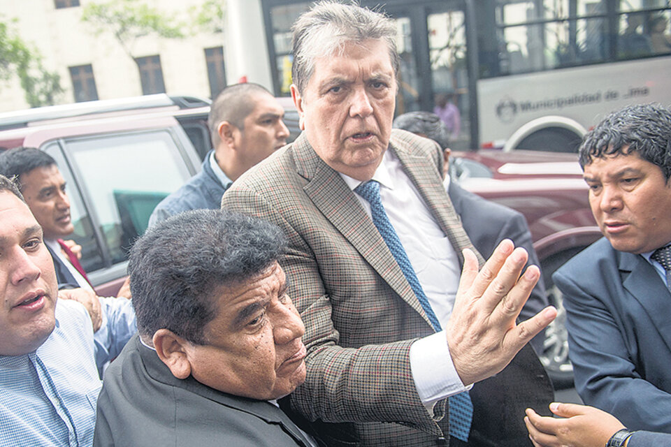 Alan García abandonó la residencia del embajador uruguayo en Lima, Carlos Barros, en la que estuvo 15 días.