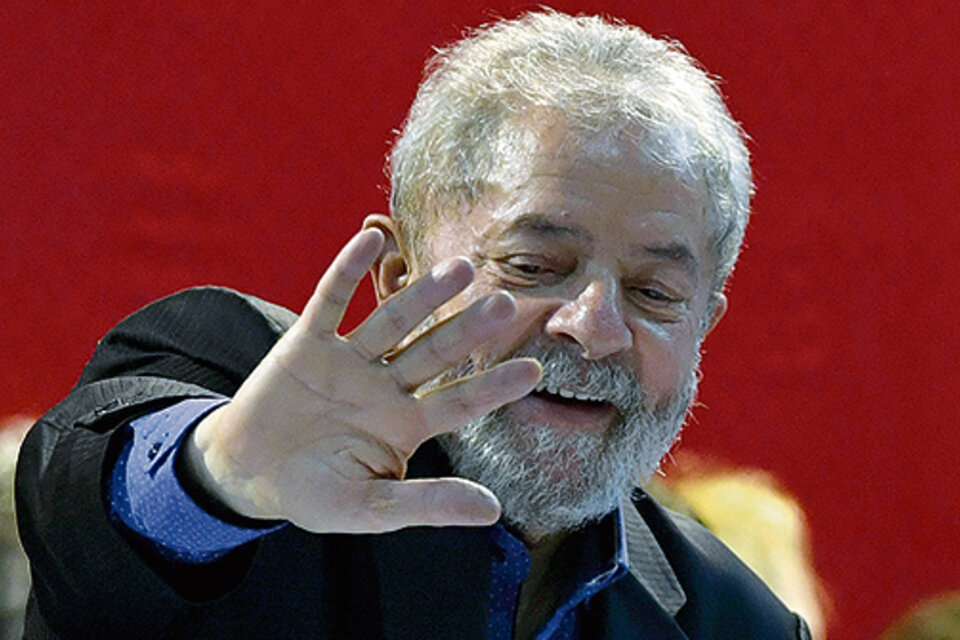 “Estamos presenciando retrocesos en el mundo y de manera mucho más grave en mi país”, dijo Lula en una carta leída en Sudáfrica.