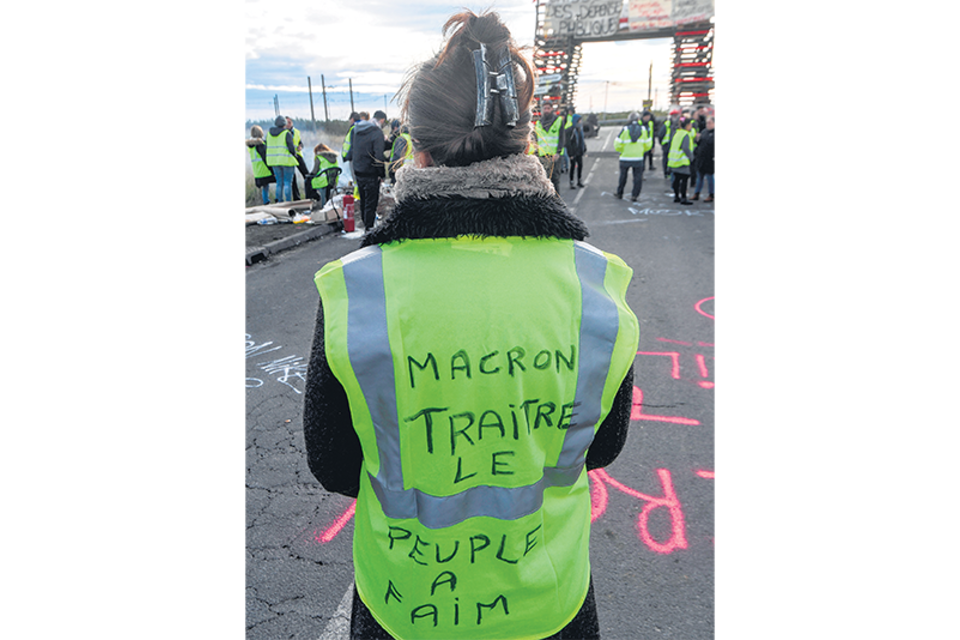 “Macron traidor. La gente tiene hambre”, escrito en el chaleco.