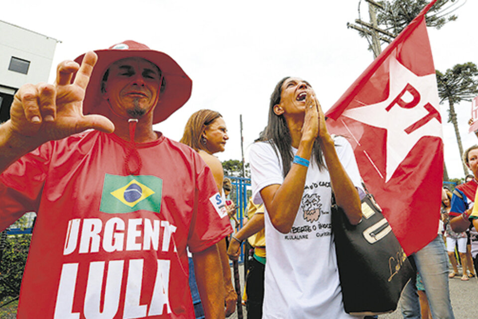 Simpatizantes del PT se reunieron afuera de la cárcel de Curitiba exigiendo la libertad de Lula.