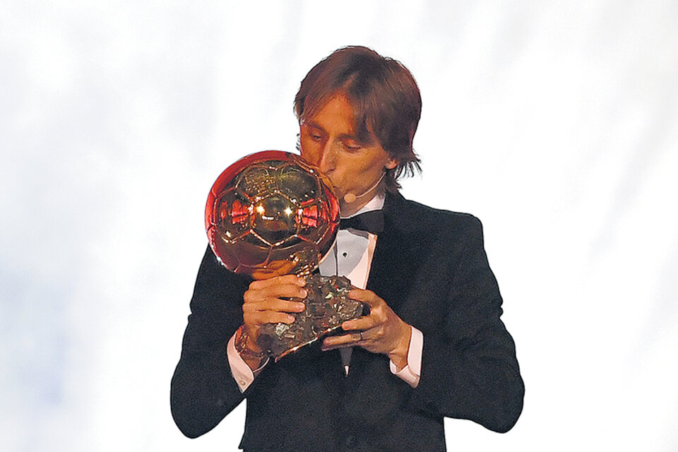 Luka Modric besa el Balón de Oro. “Este premio es todo lo que yo podía soñar”, dijo el croata.