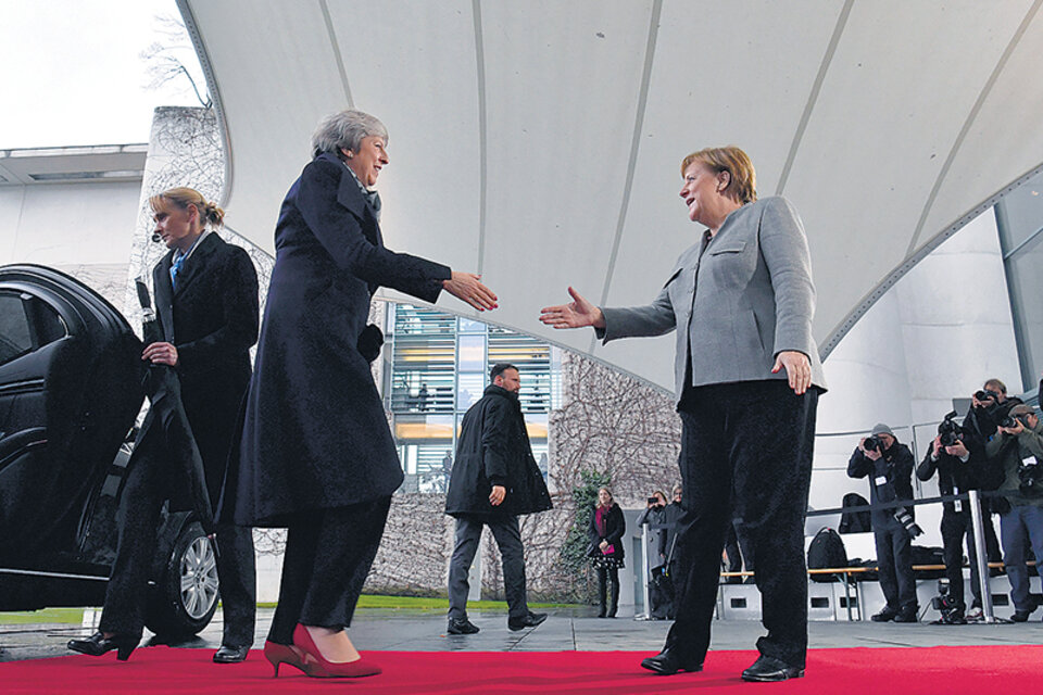 May tuvo un encuentro con Merkel como parte de una gira que la oposición británica le critica. (Fuente: AFP)